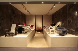 leidelmeijer-booth-2006 Frans Leidelmeijer at TEFAF 2006. Booth designed by Ron Arad (http://www.leidelmeijer.nl/)