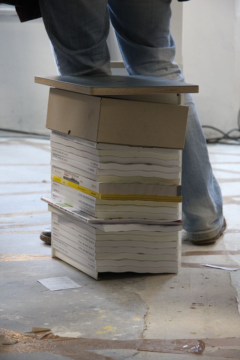 collecteur-stool-christian-lessing-designers-open-2010-leipzig magazine storage and seat / table in one