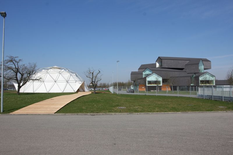vitra-vitrahaus-dome-weil-am-rhein-fence The Vitra Campus Wall. Those in West Vitra Campus enjoy modern homes, this in the east tents. Possibly.