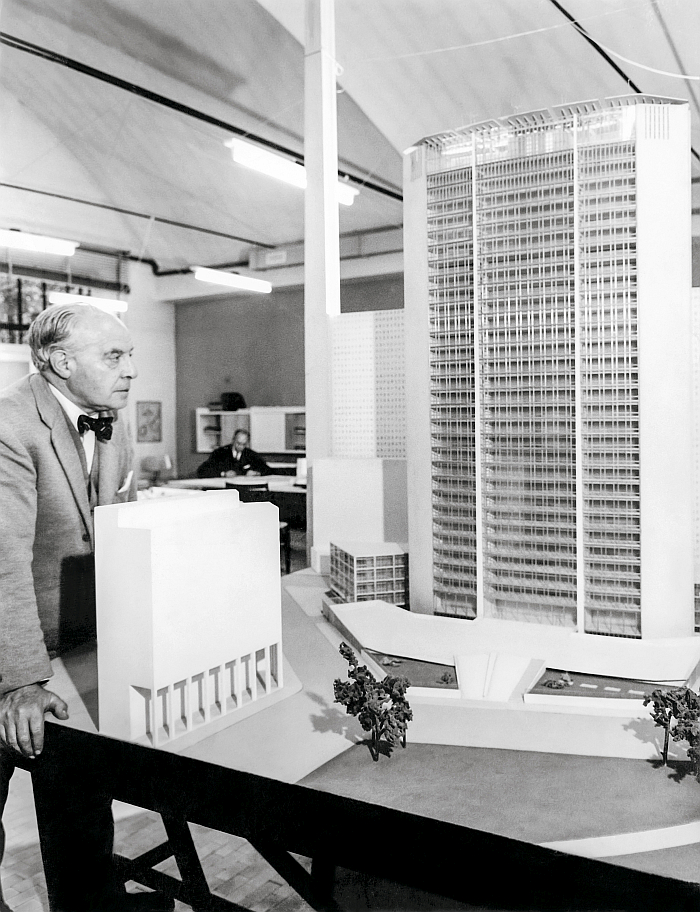 Gio Ponti with an early model of the Pirelli Tower, January 1955 Photo © Gio Ponti Archives/Historical Archive of Ponti’s Heirs (Photo Publifoto), courtesy Taschen Verlag)