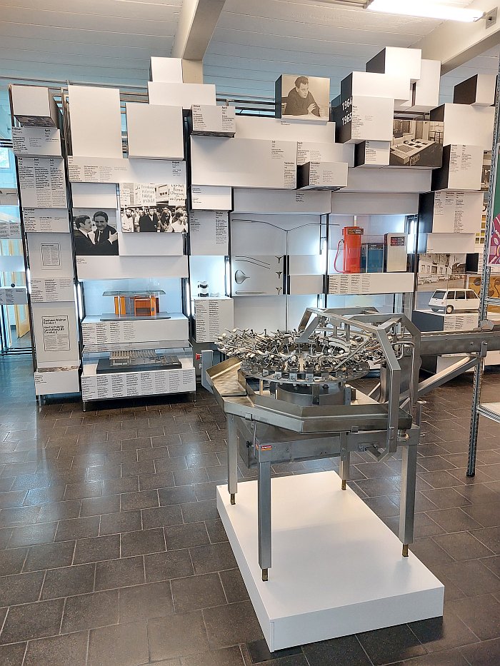 An egg cracking/opening machine in dialogue with industrial design at the HfG Ulm as discussed in the HfG-Archiv permanent collection exhibition, as seen at al dente. Pasta & Design, HfG-Archiv Ulm