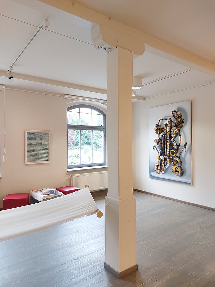 Zeitgeist II by Wilhelm Frederking (r) and part of Unweaving Machine Type II by Lars Preisser (l), as seen in Fabric Visions // Textile Visionen, the Esche Museum, Limbach-Oberfrohna